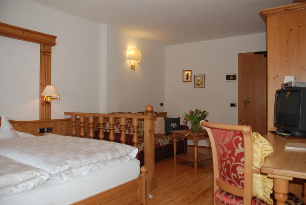 Hotel Flora Wolkenstein in Gröden Zimmer foto