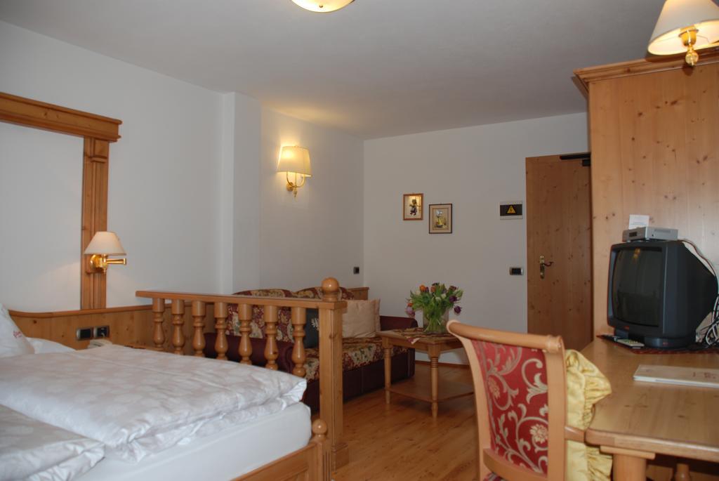 Hotel Flora Wolkenstein in Gröden Zimmer foto