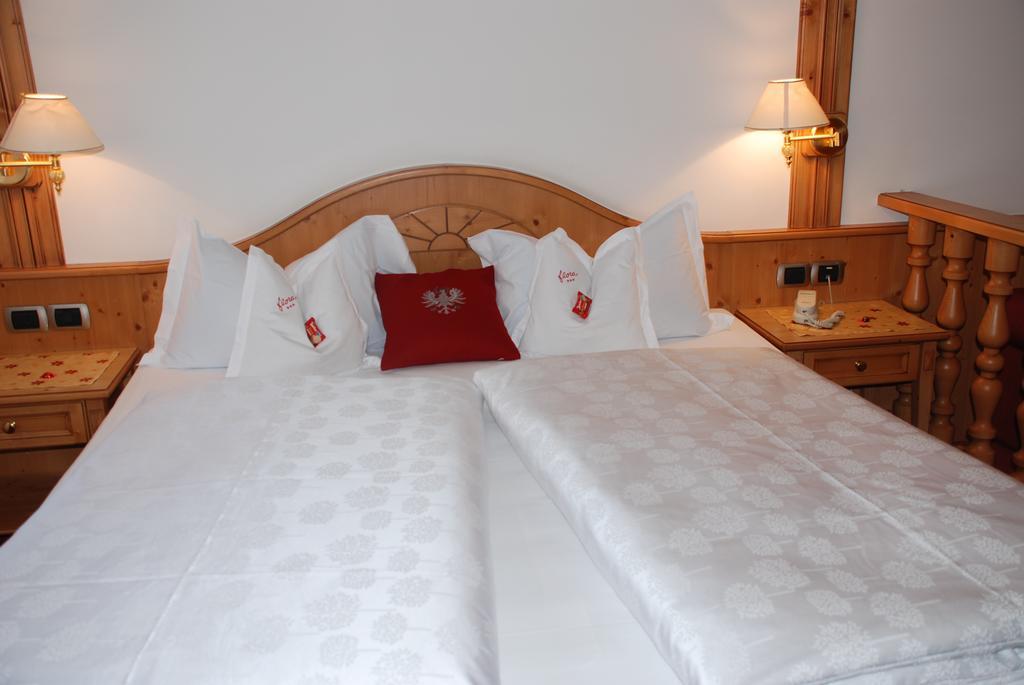 Hotel Flora Wolkenstein in Gröden Zimmer foto