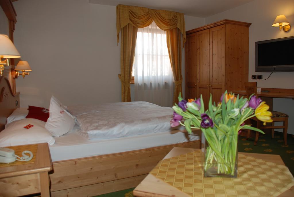 Hotel Flora Wolkenstein in Gröden Zimmer foto