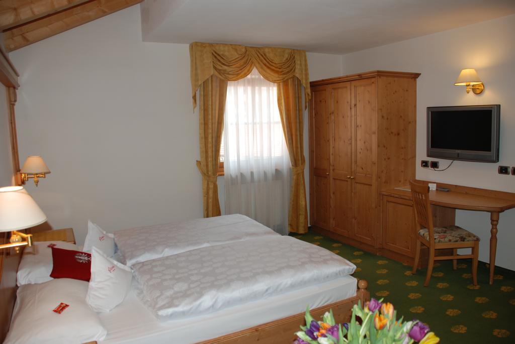 Hotel Flora Wolkenstein in Gröden Zimmer foto