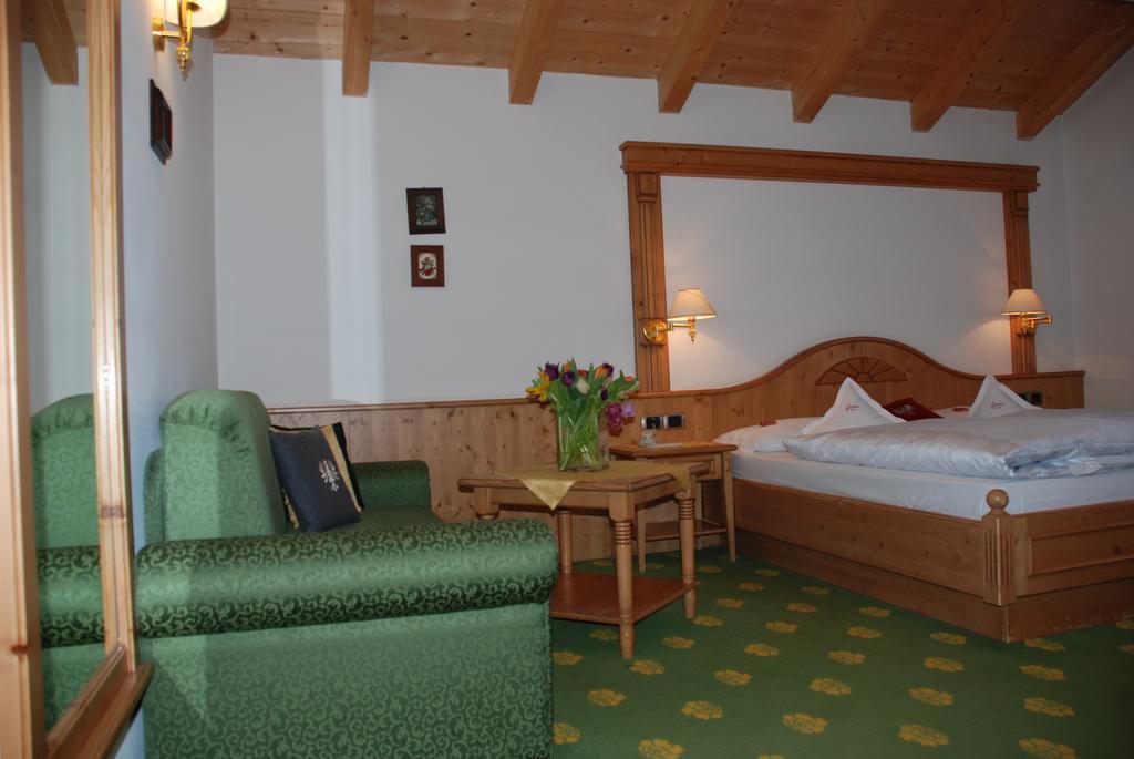 Hotel Flora Wolkenstein in Gröden Zimmer foto