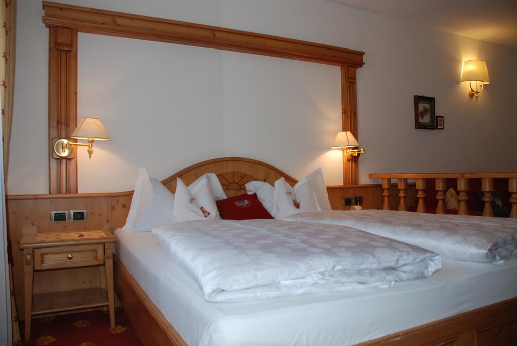 Hotel Flora Wolkenstein in Gröden Zimmer foto
