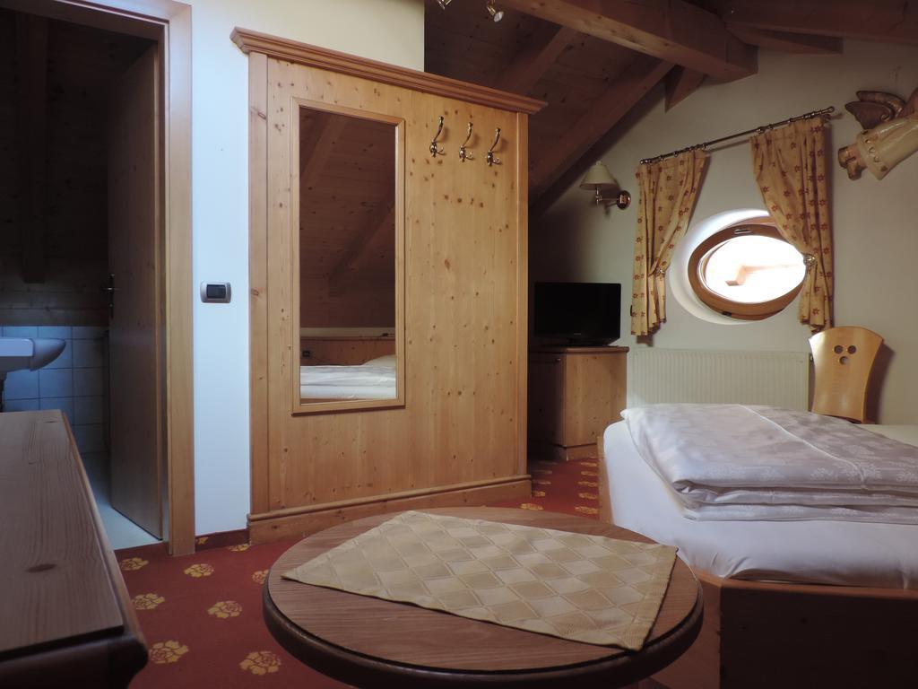 Hotel Flora Wolkenstein in Gröden Zimmer foto