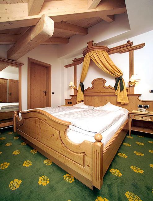Hotel Flora Wolkenstein in Gröden Zimmer foto